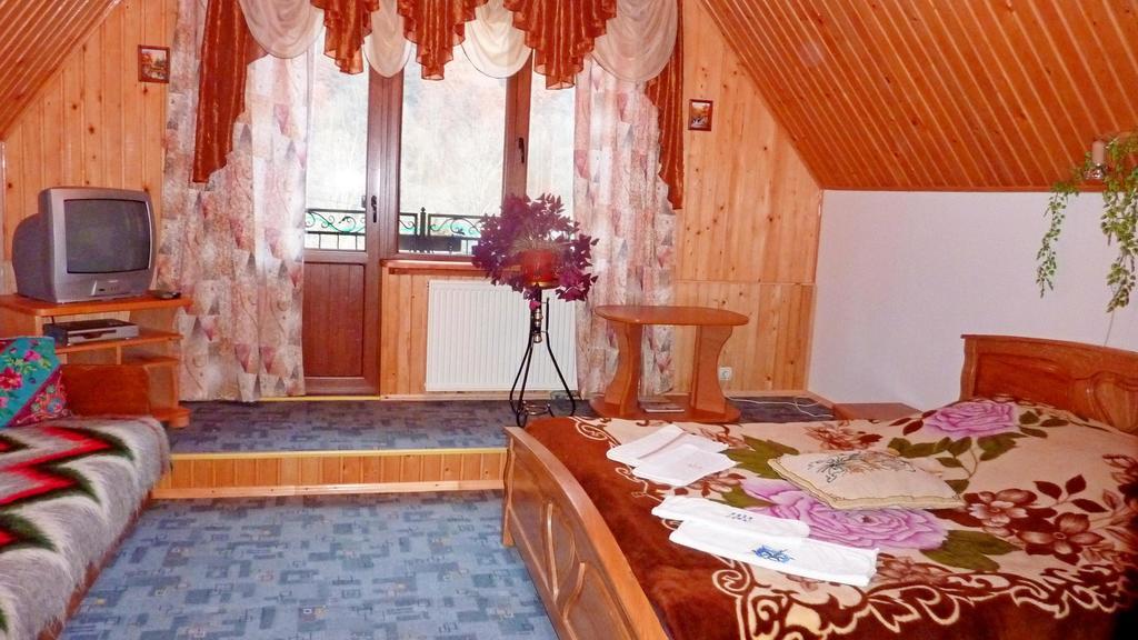 Sadyba Bilya Richky Jaremtsje Kamer foto