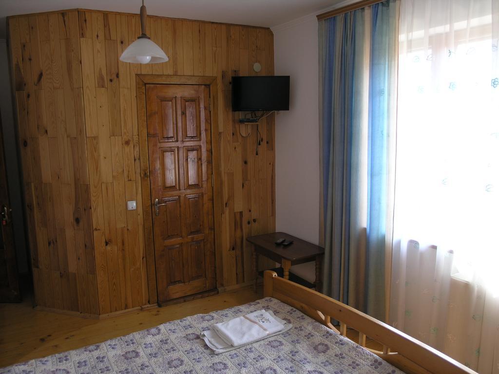 Sadyba Bilya Richky Jaremtsje Buitenkant foto